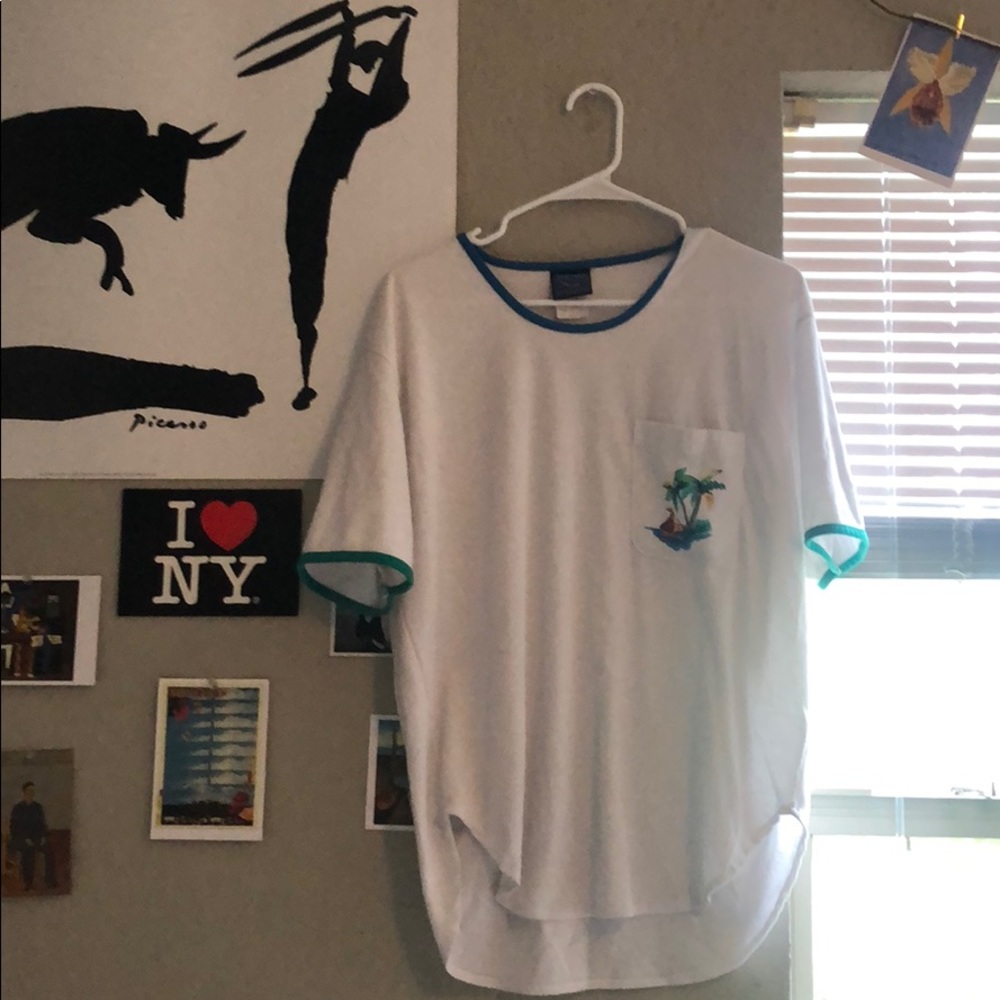 Casual summertime shirt w funky collar & graphics